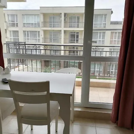 Cozy With Pool In Sunny Apartament Słoneczny Brzeg